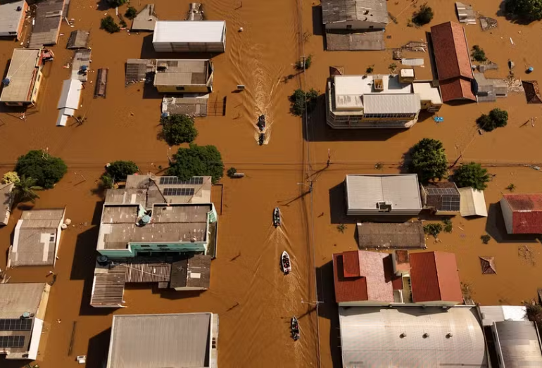 PIX e doações: saiba como ajudar as vítimas das enchentes que atingem o Rio Grande do Sul