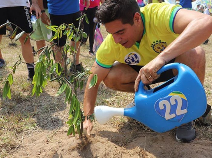 Vice de Carlos Augusto, Dr. Fábio Simões participa de lançamento de incubadora de árvores em Rio das Ostras