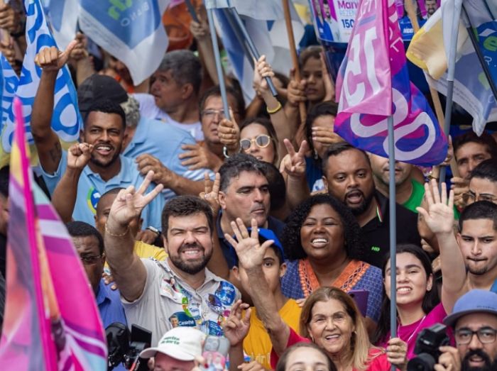 Multidão “abraça” Welberth Rezende durante caminhada em Macaé