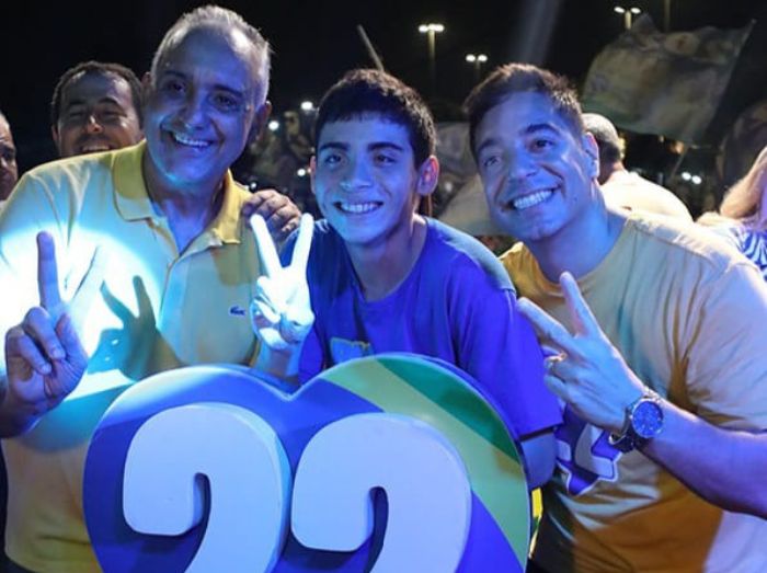 Carlos Augusto e Dr. Fábio Simões agradecem apoio em último comício antes das eleições em Rio das Ostras