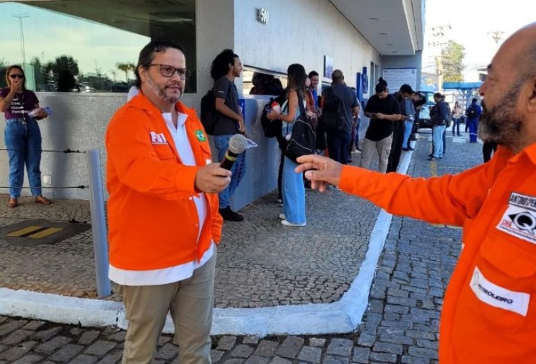 Petroleiros da SLB exigem progresso nas negociações do acordo coletivo em protesto