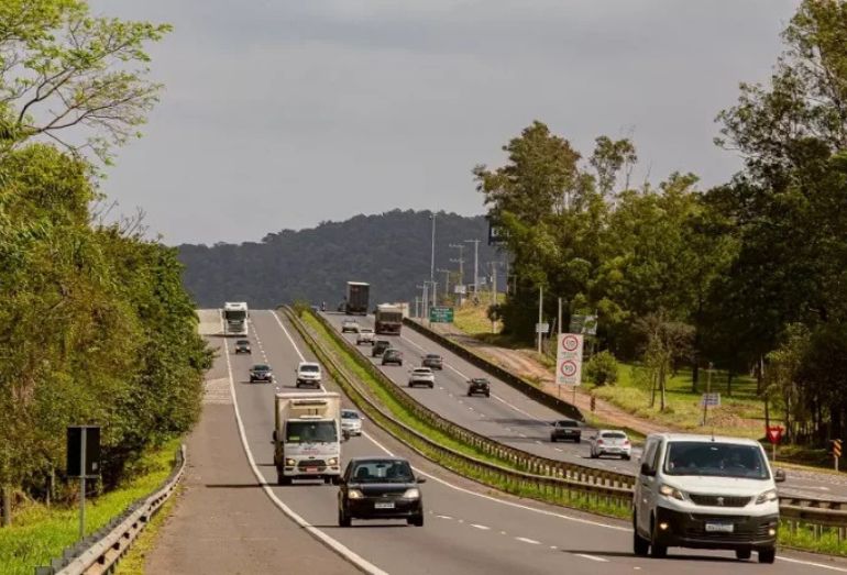 Região dos Lagos se prepara para intenso tráfego nas rodovias durante feriado prolongado