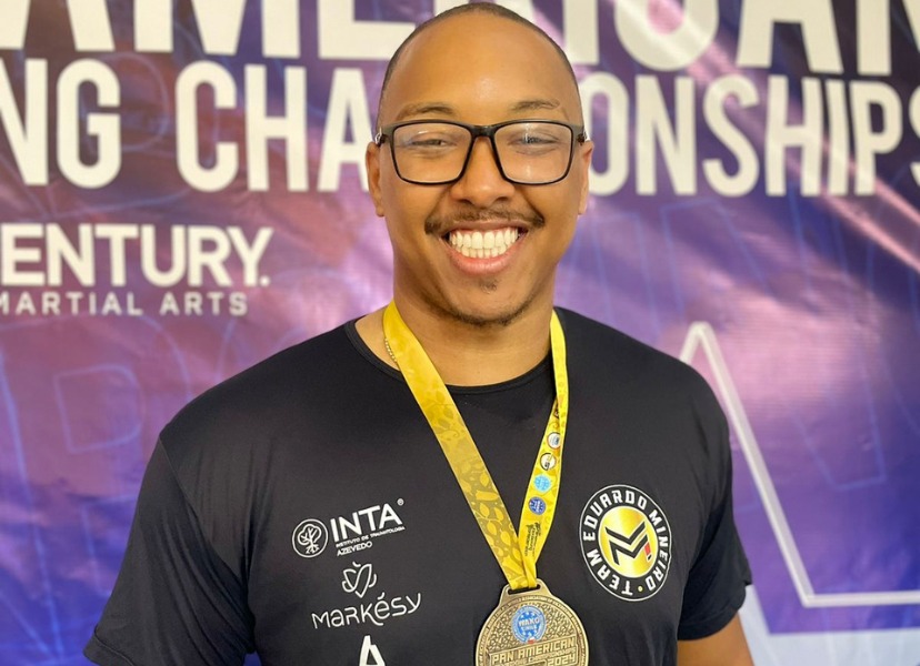 Competindo por Macaé, Carlos Eduardo sobe ao lugar mais alto do pódio no Pan-Americano de Kickboxing