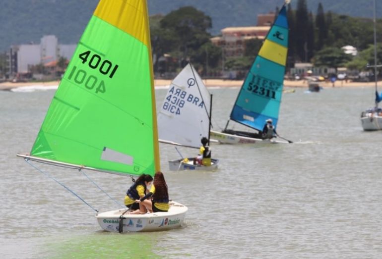 Competidores da região marcaram presença em competição de vela em Rio das Ostras