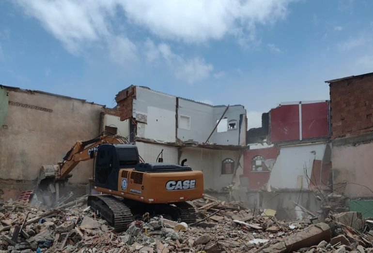 Prefeitura de Macaé executa demolição de casas em áreas de risco