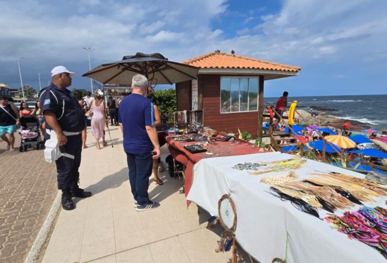 Ação da prefeitura coíbe comércio de ambulantes ilegais nas prais de Rio das Ostras