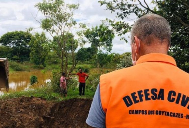 Famílias afetadas pelas chuvas em Campos recebem apoio da Defesa Civil