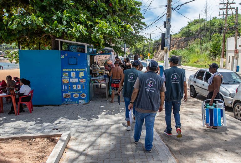 Operação Verão em Macaé promove conscientização de vendedores informais