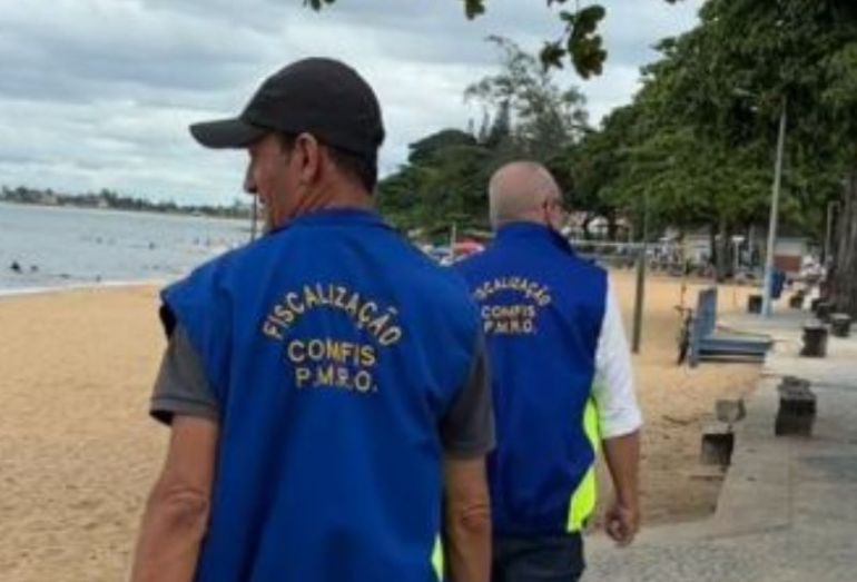 Comércio que funciona na orla do Centro é multado em Rio das Ostras