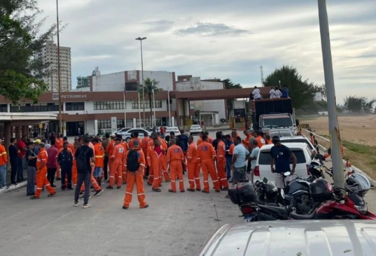 Protesto em Cabiúnas: trabalhadores de Macaé iniciam paralisação contra atrasos e outras pendências