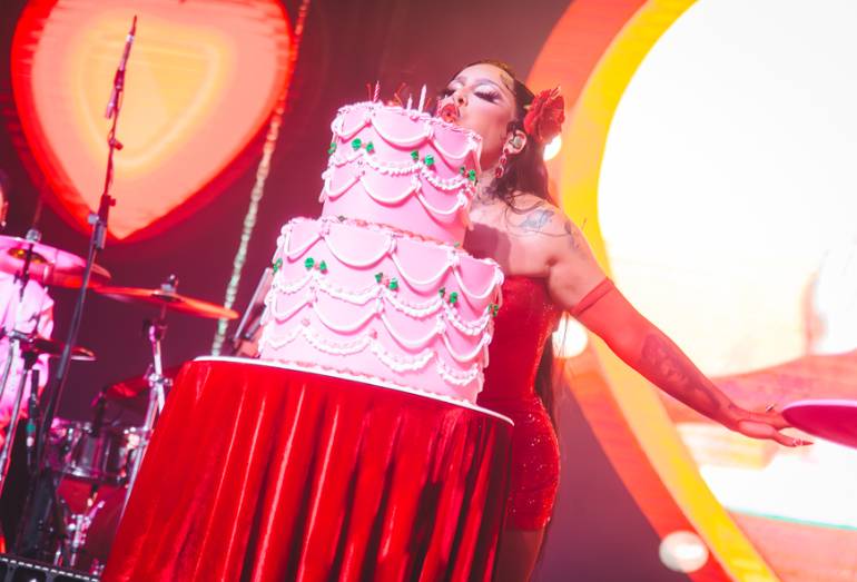 Gloria Groove celebra 1 ano de Serenata da GG