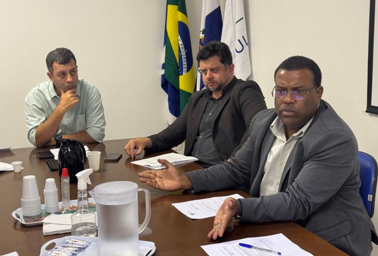 Governo de Macaé se mobiliza para retirar fios irregulares de postes e calçadas