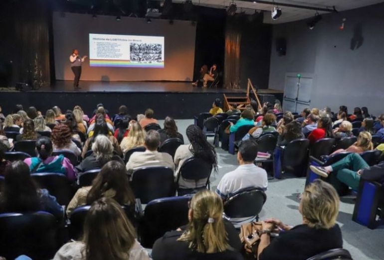 Profissionais de saúde de Rio das Ostras recebe capacitação voltada para público LGBTI+