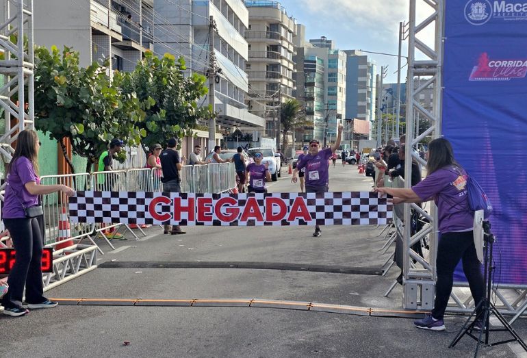 Mil pessoas participaram da Corrida Lilás e levantaram bandeira contra a violência à mulher em Macaé