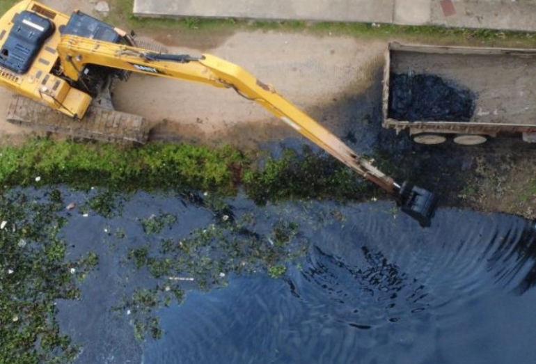 Rio das Ostras segue com ações do Programa Limpa Rio no Canal de Medeiros
