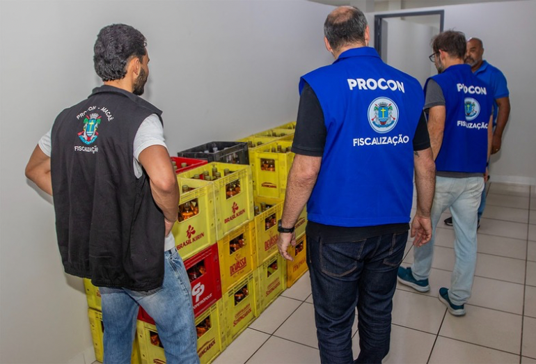 Depósito com bebidas suspeitas é fiscalizado em Macaé durante ação do Procon