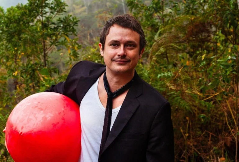 Espetáculo “Meio Avoado” traz humor, sensibilidade e reflexão ao Sesi Macaé