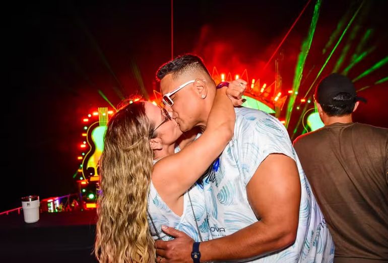 O casal Xanddy e Carla Perez juntos, sorrindo ou em um momento romântico, celebrando o relacionamento de mais de duas décadas.