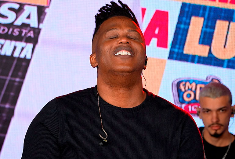 Vocalista do Alô Som celebra 30 anos e relembra os hits que mudaram sua história