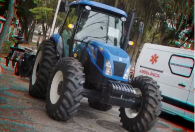 Silva Jardim compra 2 tratores e ganha ambulância do governo federal