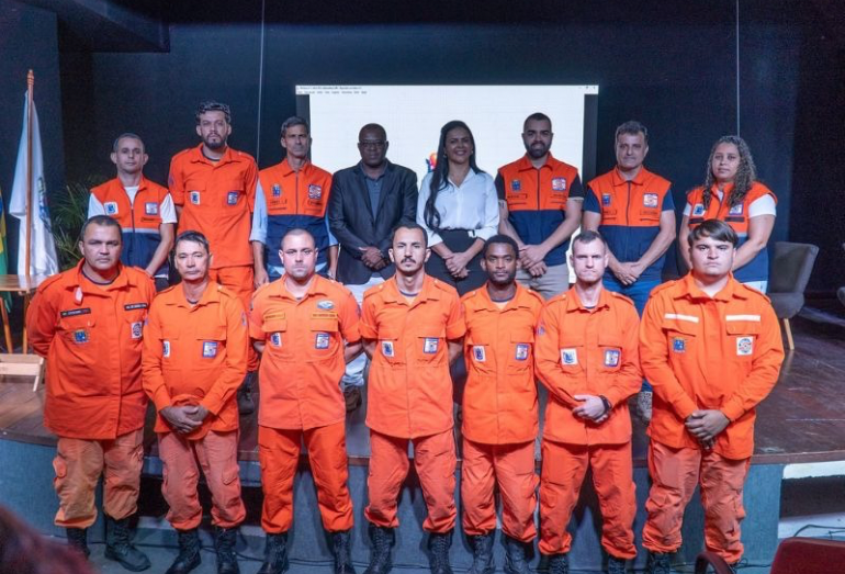 Evento no Teatro de Silva Jardim reúne autoridades municipais e estaduais