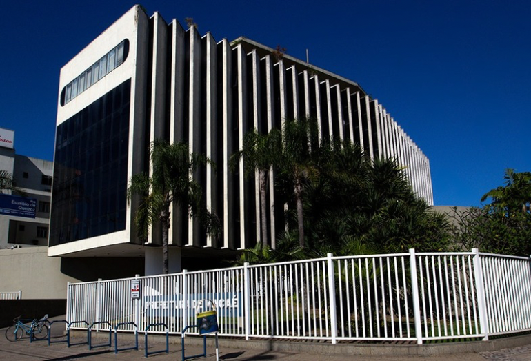 Lei Complementar 356/2025 garante reorganização salarial para servidores municipais em Macaé