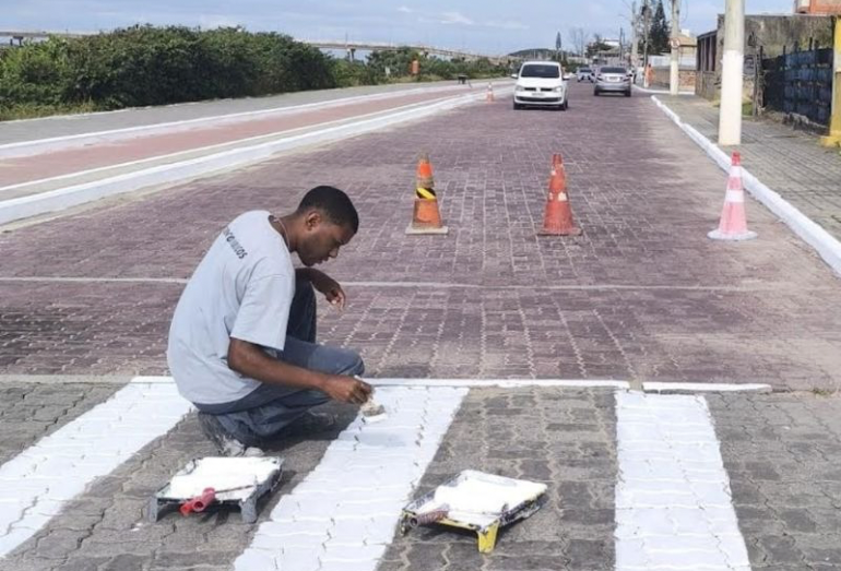 Rio das Ostras intensifica trabalhos de manutenção nas orlas da cidade