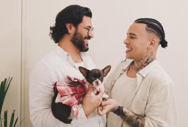 Daniel Garcia, criador da Gloria Groove, se casa em cerimônia íntima após 11 anos de união