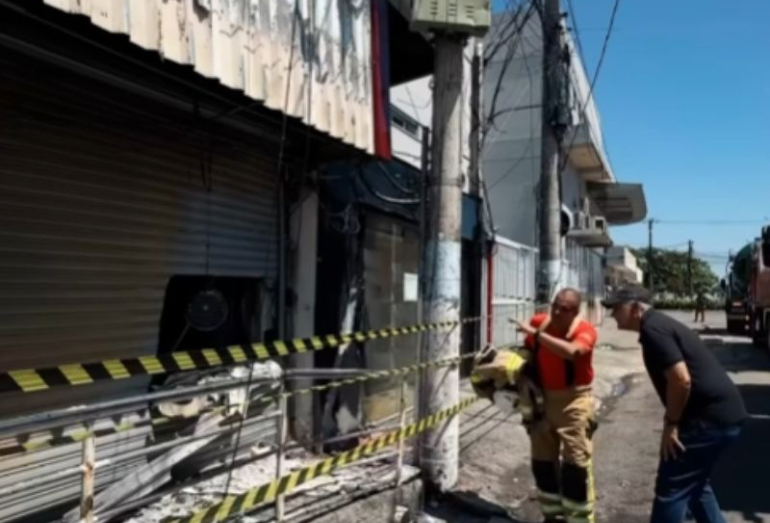 Prefeito de Rio das Ostras visita local do incêndio e lamenta tragédia na cidade