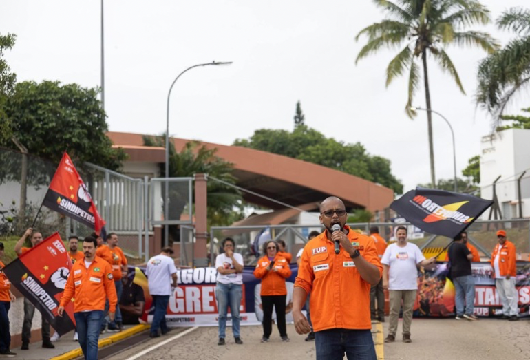 Petroleiros seguem com paralisação e cobram contraproposta da Petrobras