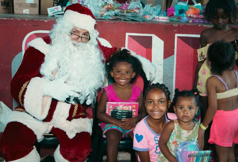 Salgueiro leva Papai Noel e distribui brinquedos no Morro do Salgueiro