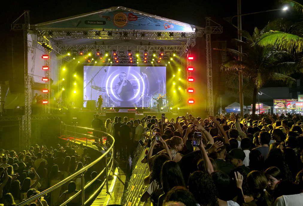 Xamã leva multidão à Praia dos Cavaleiros no Sesc Verão 2026