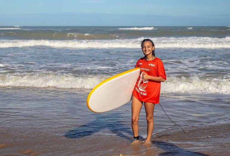 Escolinha de surf abre vagas para crianças e adolescentes em Macaé