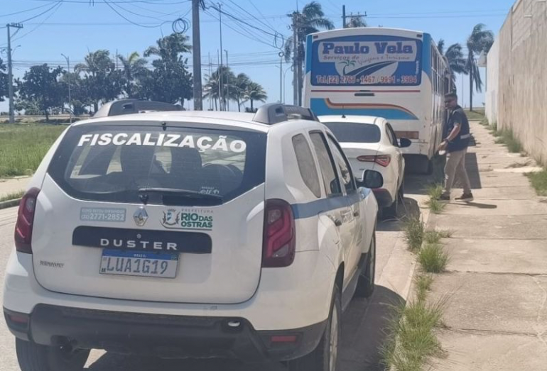 Fiscalização acha ônibus de turismo irregular no Recanto, em Rio das Ostras