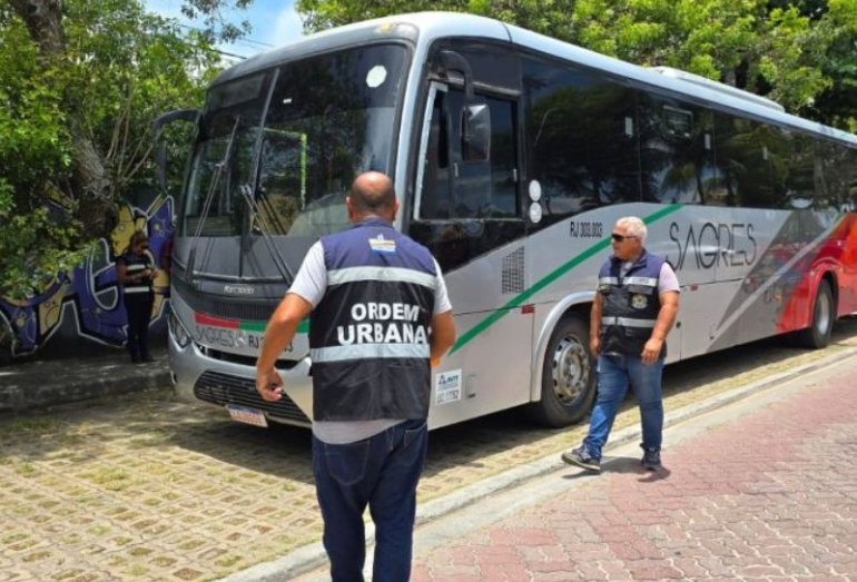 Rio das Ostras autua mais 2 ônibus de turismo irregulares no fim de semana