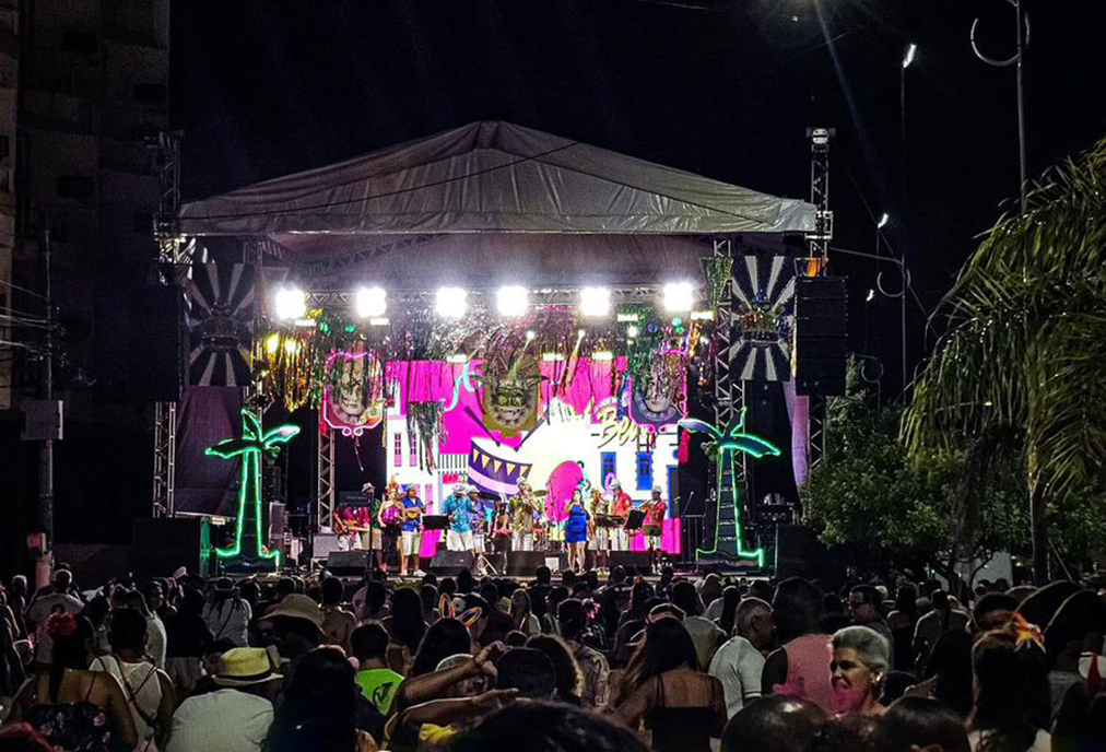 Praia da Imbetiba recebe abertura do Carnaval com show e participação especial