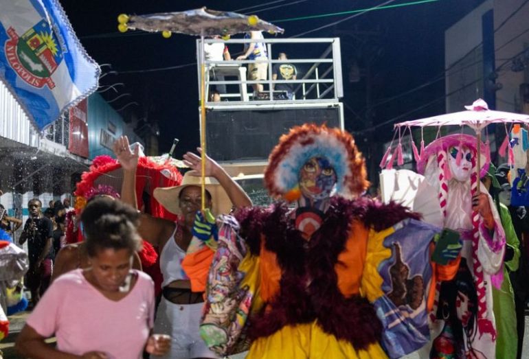 Desfile de blocos, homenagem e show fecham Carnaval 2026 em Silva Jardim