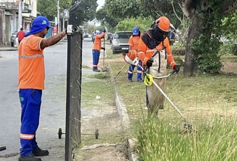 Mutirão de limpeza realiza serviços de roçada em vários bairros de Rio das Ostras