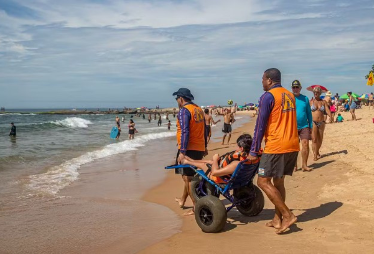 Defesa Civil realiza Projeto Verão para Todos com cadeiras anfíbias em Macaé