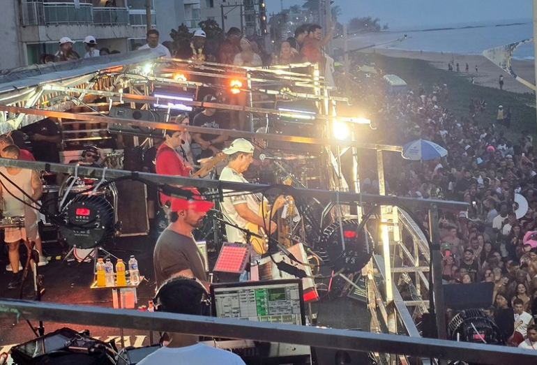 Durval Lelys celebra energia do público em apresentação histórica em Macaé