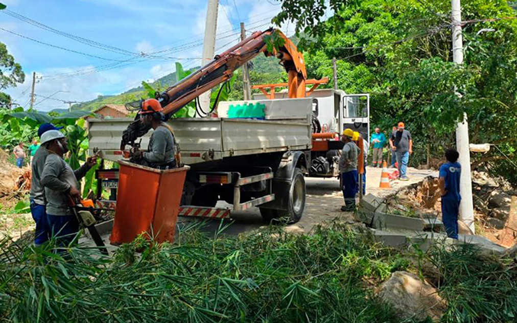Prefeitura instala pontes e passarelas para restabelecer acessos na serra de Macaé