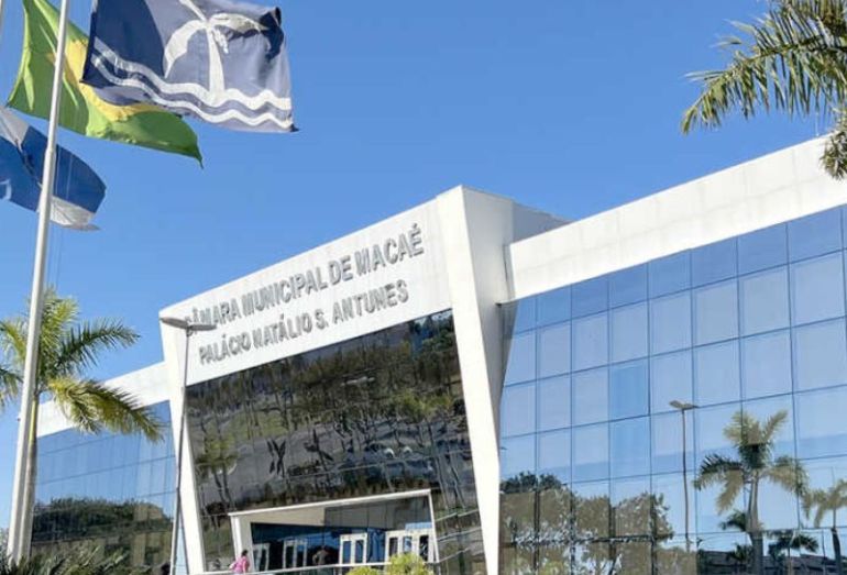 Apagão na Câmara durante debate com a Enel expõe má qualidade dos serviços em Macaé