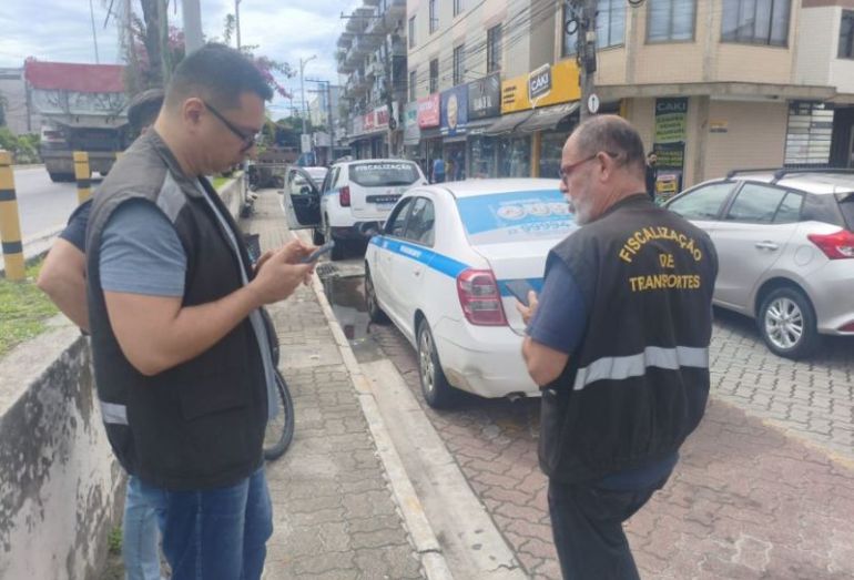 Ação de fiscalização da prefeitura retira mais 4 vans de circulação em Rio das Ostras