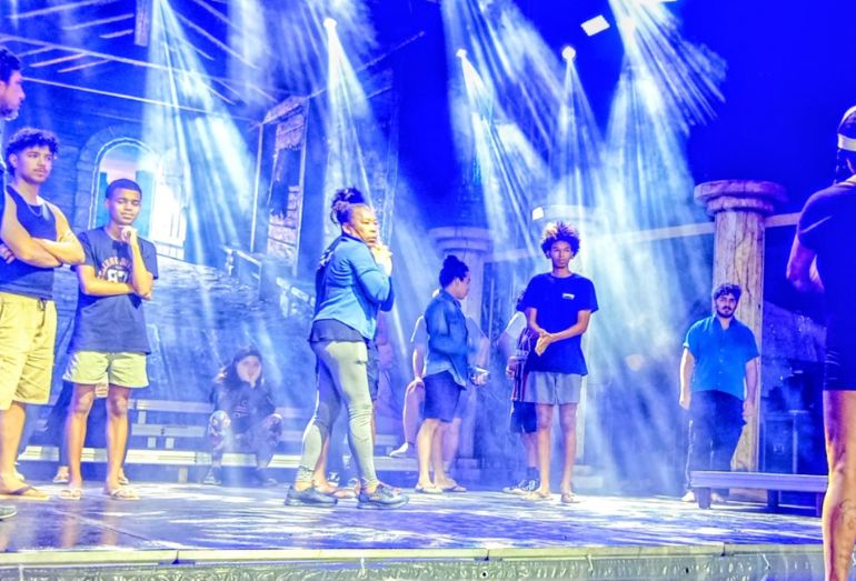 Auto da Paixão de Cristo reúne elenco local e emociona público em Macaé