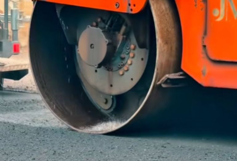 Parceria com o Estado leva ação de recapeamento asfáltico para bairros de Silva Jardim