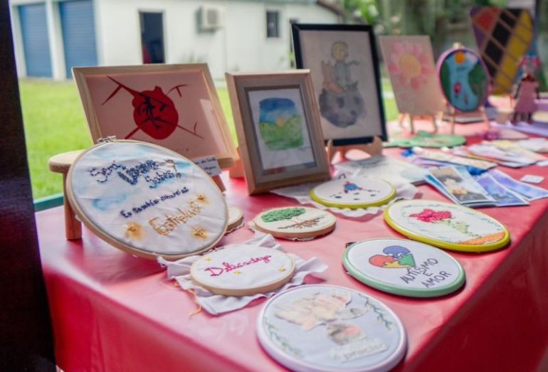 Silva Jardim realiza evento com exposição de criações de artistas com TEA