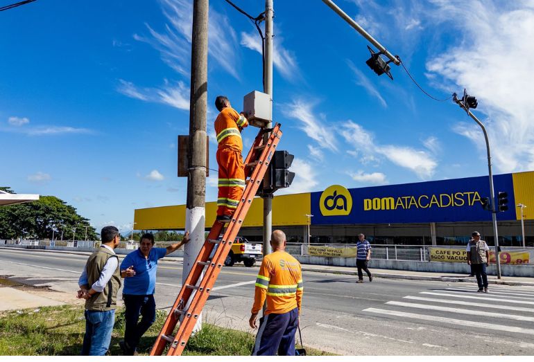 Semáforos da RJ-106 em Macaé passam por diagnóstico após falhas recorrentes