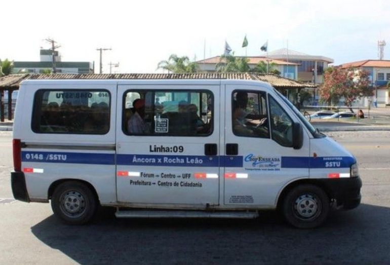 Moradores questionam vans em semana de audiência sobre transporte público em Rio das Ostras