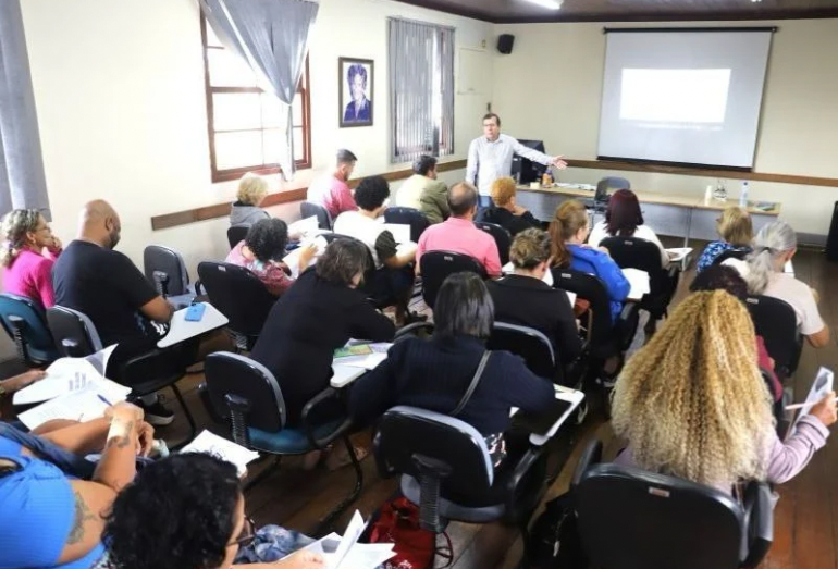 Semana do MEI oferece cursos de capacitação em IA em Rio das Ostras