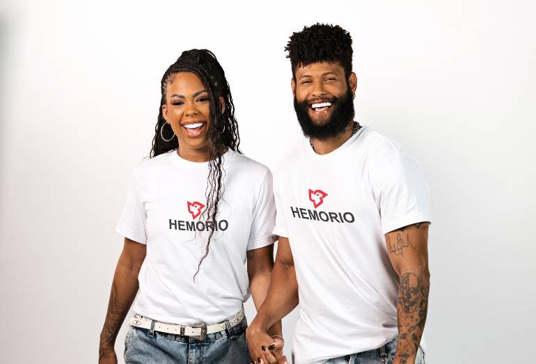 Hemorio promove campanha ‘Amor é Doação’ com Marvvila e o namorado